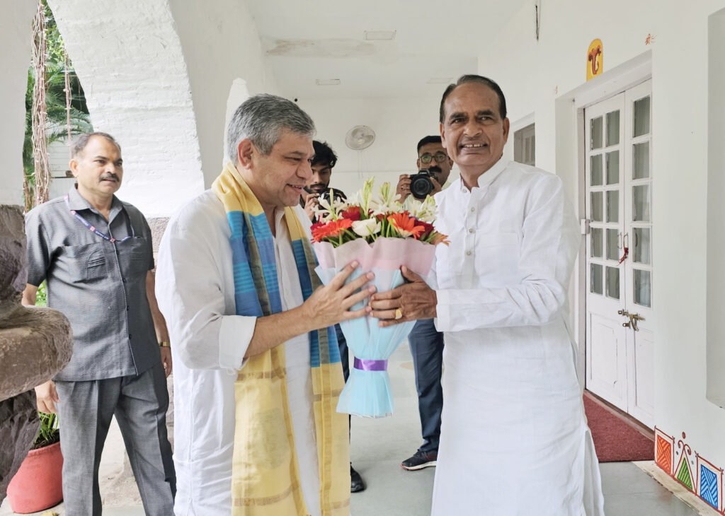 मुख्यमंत्री श्री चौहान से रेल मंत्री श्री वैष्णव ने की सौजन्य भेंट 1 L Bhopal240823035650