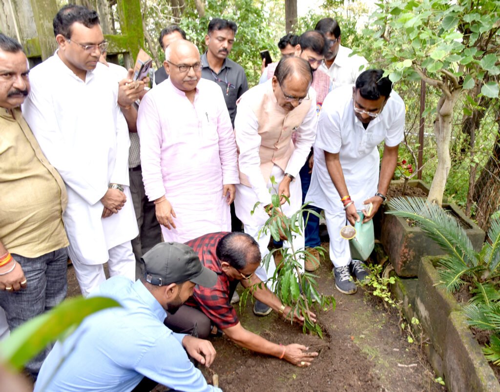 मुख्यमंत्री श्री चौहान ने सारणी में लगाया मौलश्री का पौधा 1 L Bhopal250823061028