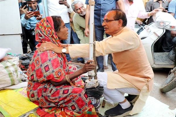 छाता सुधारने वाली दुर्गा बाई को मुख्यमंत्री ने दी 50 हजार की सहायता 1 TN5 Bhopal060823063813