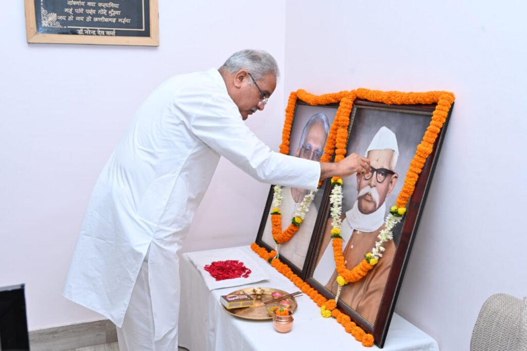 CM Baghel pays tribute to Pt. Ravi Shankar Shukla and Shaheed Vidya Charan Shukla on their birth anniversary 2 WhatsApp Image 2023 08 02 at 14.52.35 1 1