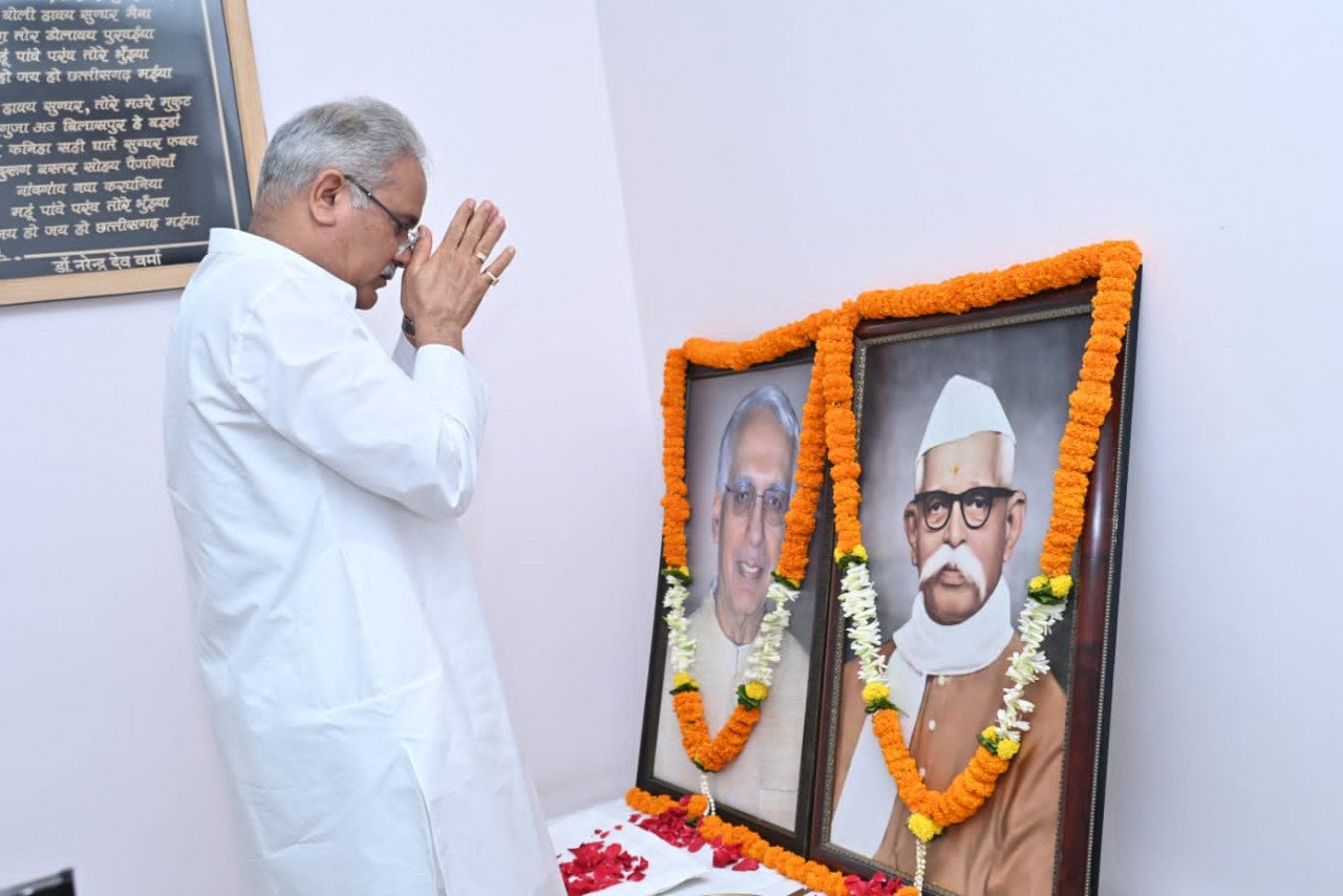 CM Baghel pays tribute to Pt. Ravi Shankar Shukla and Shaheed Vidya Charan Shukla on their birth anniversary 1 WhatsApp Image 2023 08 02 at 14.52.35