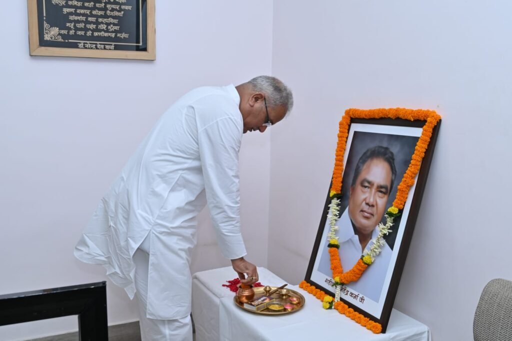 CM paid tributes to Mahendra Karma on his birth anniversary 2 WhatsApp Image 2023 08 05 at 15.07.22