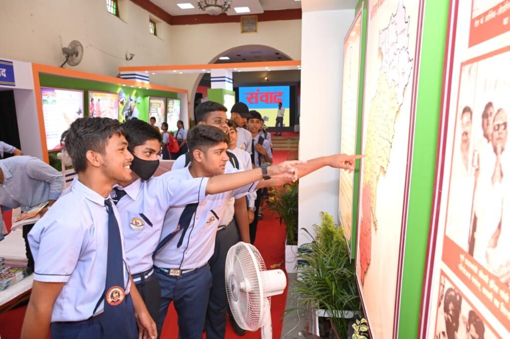 Students receive important information through photo exhibition 3 WhatsApp Image 2023 08 17 at 17.45.29