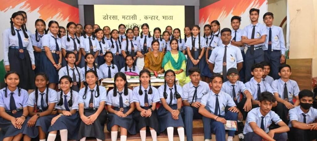 Students receive important information through photo exhibition 2 WhatsApp Image 2023 08 17 at 17.45.30 1