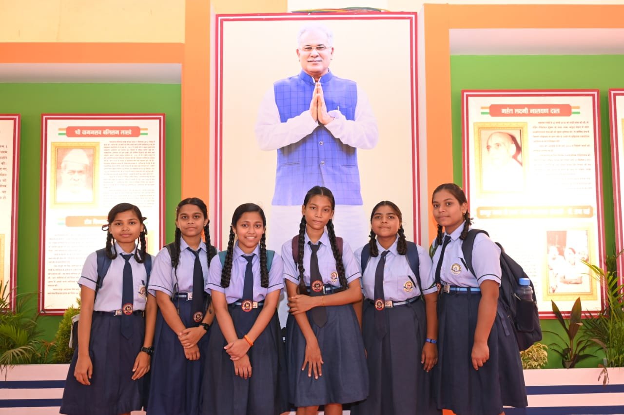Students receive important information through photo exhibition 1 WhatsApp Image 2023 08 17 at 17.45.30