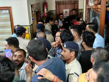 डॉक्टर्स ने जिंदा बच्ची को बताया मृत: पॉलिथिन में पैक करते समय शरीर में हुई हलचल; परिजनों ने किया हंगामा, मौके पर पहुंची पुलिस 1 c034a35f 01d1 4638 ae3e 069c7c002846 1691503573189