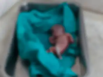 डॉक्टर्स ने जिंदा बच्ची को बताया मृत: पॉलिथिन में पैक करते समय शरीर में हुई हलचल; परिजनों ने किया हंगामा, मौके पर पहुंची पुलिस 2 dd1cf2f2 5a90 4e98 99f8 368add863a54 1691503633646