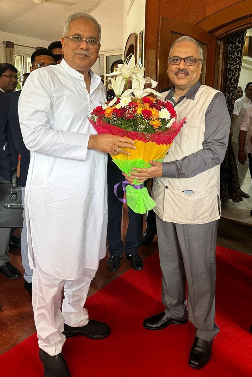 रायपुर : मुख्यमंत्री श्री भूपेश बघेल ने आज राजधानी रायपुर के पहुना में छत्तीसगढ़ उच्च न्यायालय के मुख्य न्यायाधीश श्री रमेश सिन्हा से सौजन्य मुलाकात की 1 image editor output image 213588565 1691227006943