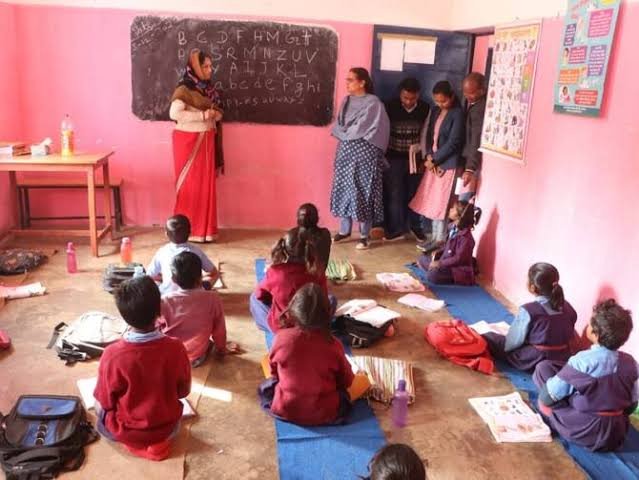 सूरजपुर: शिक्षा का स्तर जांचने के लिए अधिकारियों ने किया औचक निरीक्षण 1 images 2023 08 18T164842.089