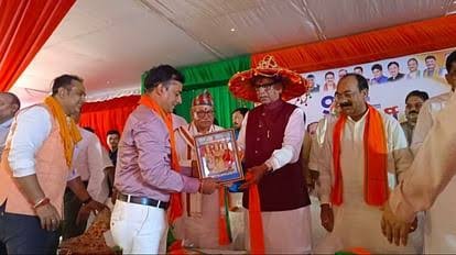 छत्तीसगढ़ विधानसभा चुनाव : एक हजार लोगों ने थामा भाजपा का दामन, ओम माथुर और अरुण साव ने किया स्वागत 1 images 49