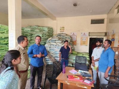 उत्तर बस्तर कांकेर : कृषि विभाग के राज्य स्तरीय उड़नदस्ता दल द्वारा कृषि सेवा केंद्रो का औचक निरीक्षण 1 r 16907244530230730182950 COLLECTOR INSPECTION 5