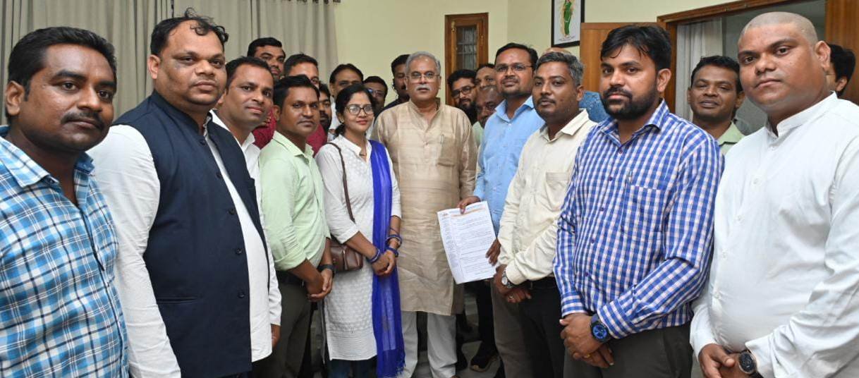 CM Baghel acknowledges delegation's gratitude for 27 per cent salary hike for contractual employees 1 कोन्त्रक्तुअल
