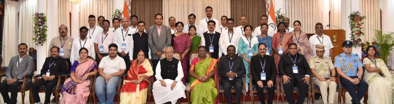 राष्ट्रपति के साथ राजभवन परिवार ने कराई फोटोग्राफी 1 1693585583 d02fde62c9c4926ea310