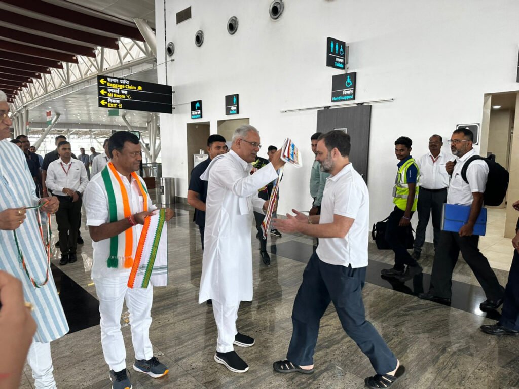 सीएम भूपेश बघेल ने सांसद राहुल गांधी का रायपुर के स्वामी विवेकानंद विमानतल पर पहुंचने पर पुष्पगुच्छ से किया आत्मीय स्वागत 2 1693644397 1bb787f37d6647c4b319