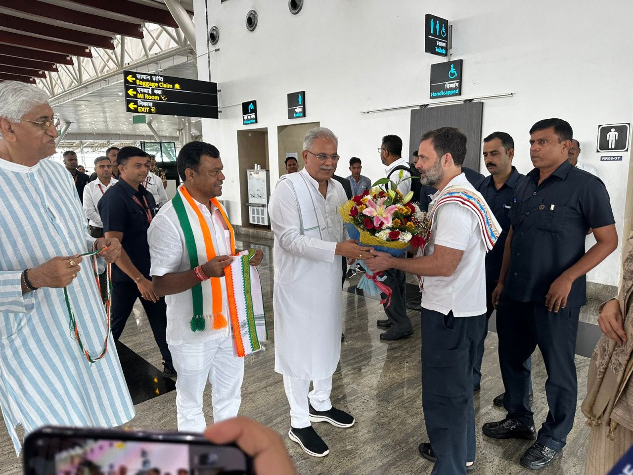 सीएम भूपेश बघेल ने सांसद राहुल गांधी का रायपुर के स्वामी विवेकानंद विमानतल पर पहुंचने पर पुष्पगुच्छ से किया आत्मीय स्वागत 1 1693644421 80509f0b1b420d7d305e