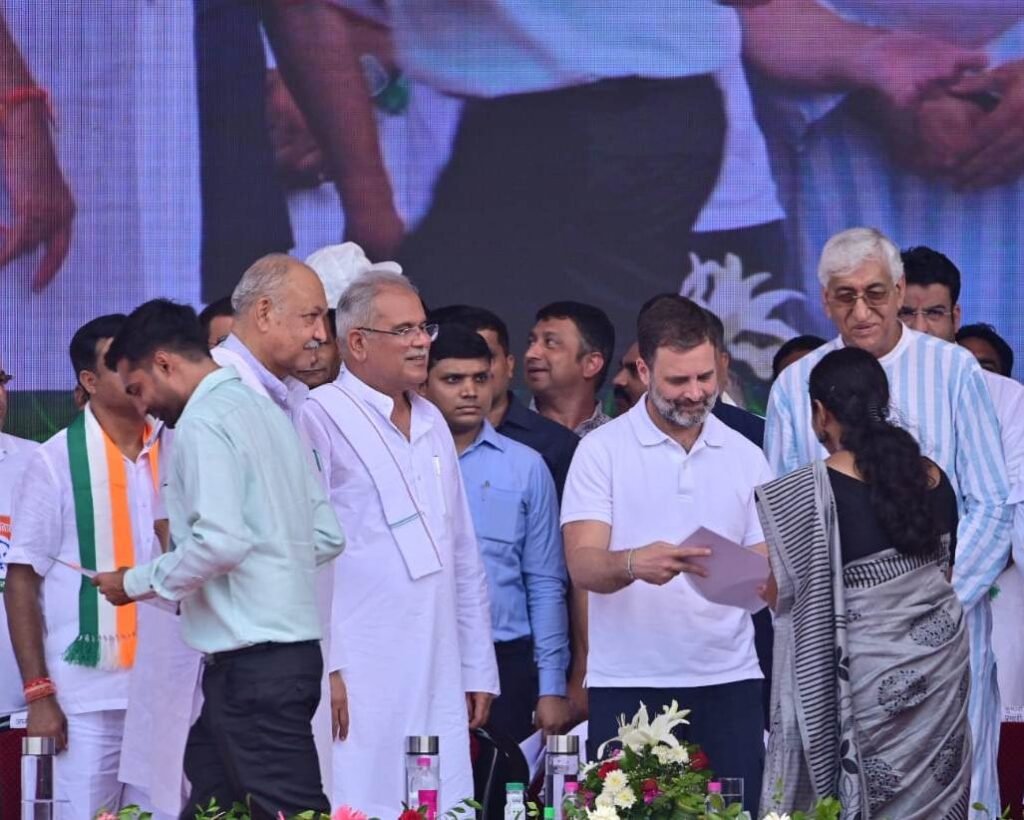 राजीव युवा मितान सम्मेलन: राहुल गांधी और सीएम बघेल ने नवनियुक्त 2000 शिक्षकों को नियुक्ति पत्र प्रदान किये 4 1693656595 2faf34fde96ef5f346d9