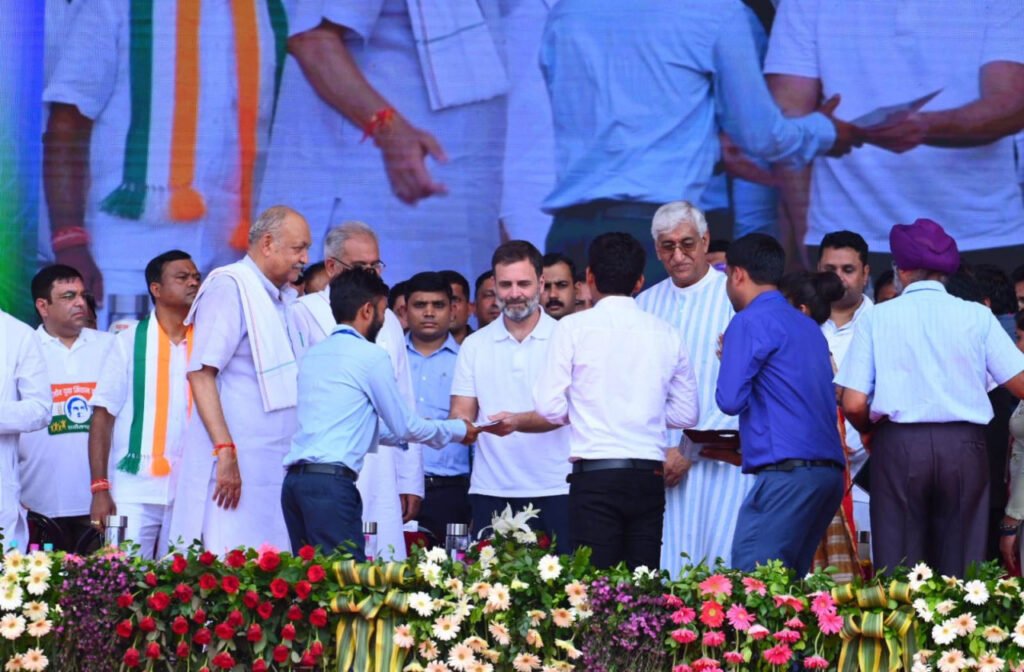 राजीव युवा मितान सम्मेलन: राहुल गांधी और सीएम बघेल ने नवनियुक्त 2000 शिक्षकों को नियुक्ति पत्र प्रदान किये 3 1693656650 3e0f0f77a4b5bd9cfe40