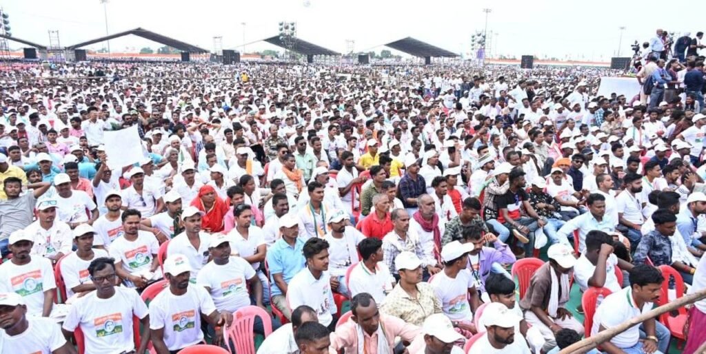 राहुल गांधी ने राजीव युवा मितान सम्मेलन के अवसर पर युवाओं को संबोधित करते हुए कहा "जो वायदे किये, वो पूरे किये" छत्तीसगढ़ की सरकार ने किया बहुत अच्छा काम<br /> 3 1693657765 a51c4218a7757bc15913