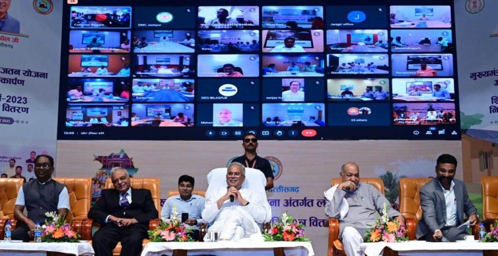 मुख्यमंत्री ने शिक्षक दिवस के अवसर पर 1318 शिक्षकों को सौंपा नियुक्त पत्र, जीर्णाेद्धार के पश्चात 7 हजार 688 स्कूलों का किया लोकार्पण<br> 3 1693914613 8108cf5c75f3aa43879d