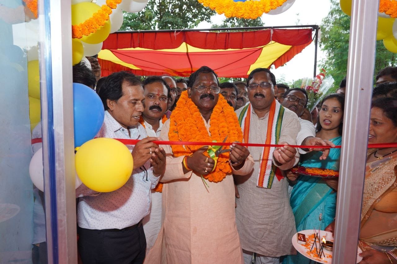 सीतापुर: खाद्य मंत्री अमरजीत भगत ने सीतापुर कॉलेज में ऑडिटोरियम का किया भूमिपूजन, शिक्षक दिवस पर 65 शिक्षक शिक्षिकाओं को किया सम्मानित<br> 1 1693926768 00d47a8d6a6f00af119b