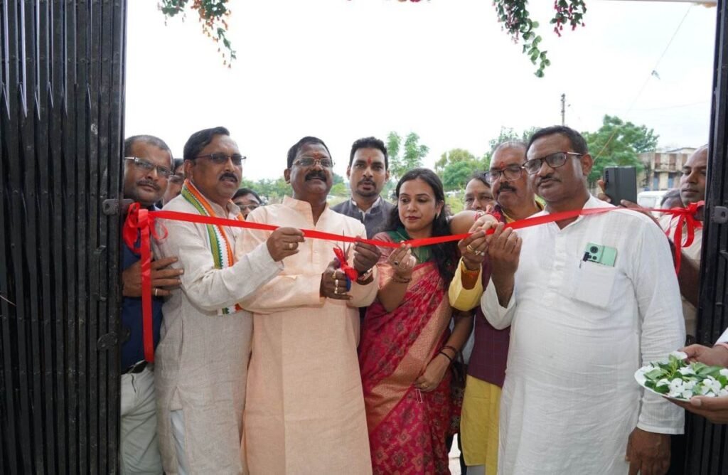 सीतापुर: खाद्य मंत्री अमरजीत भगत ने सीतापुर कॉलेज में ऑडिटोरियम का किया भूमिपूजन, शिक्षक दिवस पर 65 शिक्षक शिक्षिकाओं को किया सम्मानित<br> 2 1693926799 20089198e3cdfe2bcab0