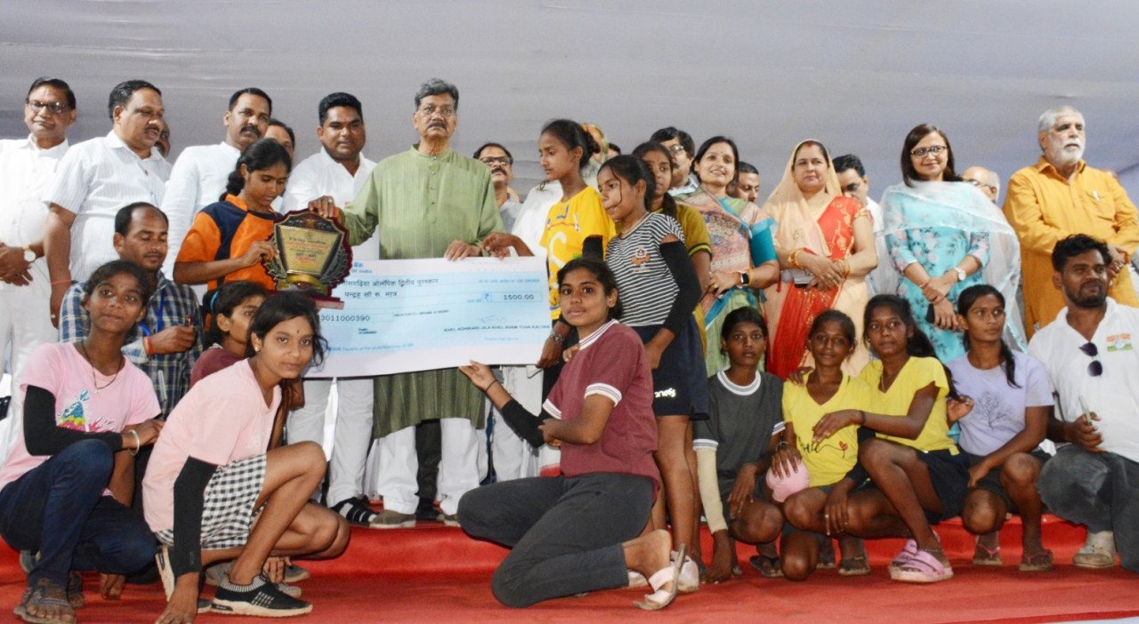 विधानसभा अध्यक्ष डॉ. चरणदास महंत के मुख्य आतिथ्य में जिला स्तरीय छत्तीसगढ़िया ओलम्पिक खेलों का हुआ समापन<br> <br> 1 1694016481 8c6619e6ea39da58d601