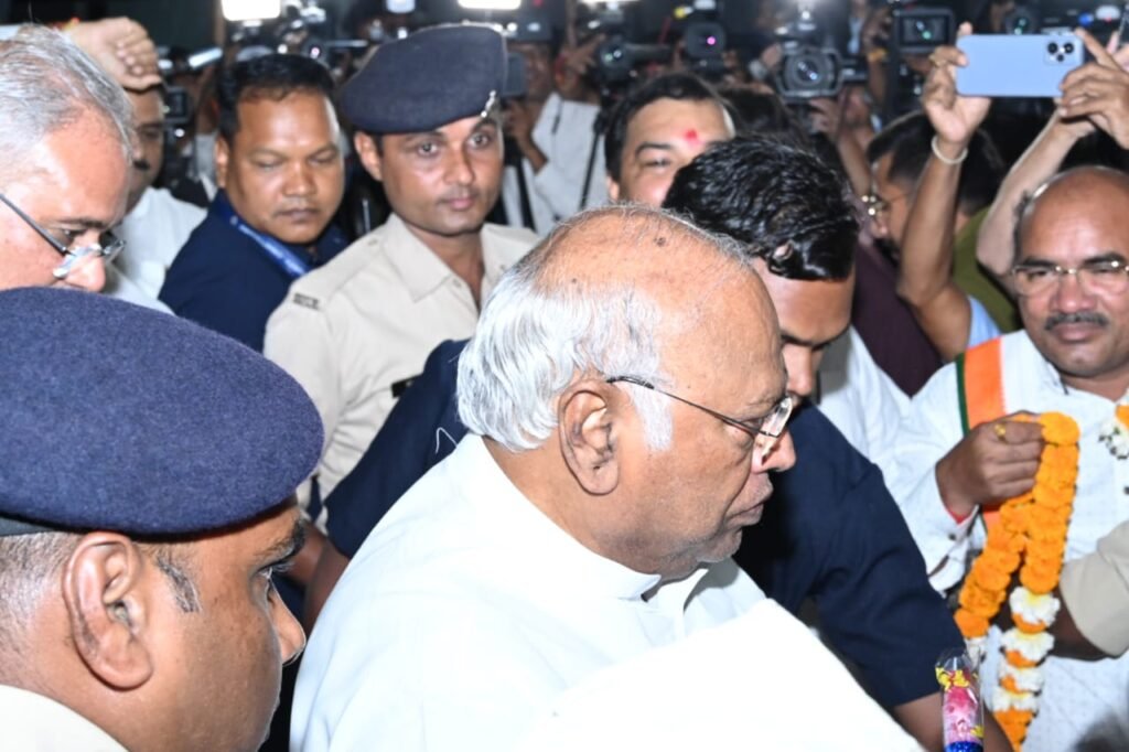 रायपुर : मुख्यमंत्री ने रायपुर पहुंचने पर मल्लिकार्जुन खड़गे की अगवानी की<br> 2 1694107500 a89e743fd9c64a5e4f57