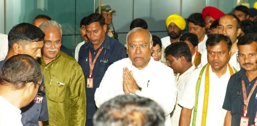 रायपुर : मुख्यमंत्री ने रायपुर पहुंचने पर मल्लिकार्जुन खड़गे की अगवानी की<br> 1 1694107516 c2d4f62fc1aaf21cf8d6