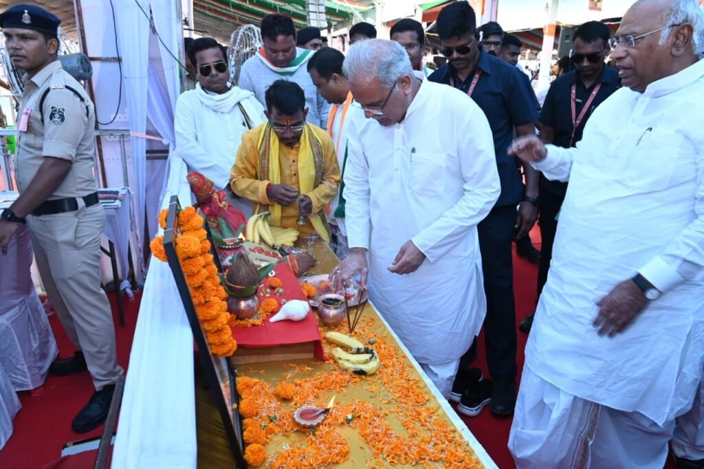 भरोसे का सम्मेलन : ग्राम ठेकवा में 355 करोड़ 23 लाख रूपए की लागत के कुल 1 हजार 867 विकास कार्यों का हुआ भूमिपूजन एवं लोकार्पण 3 1694162366 79cb66f2b5bfb360f7bf