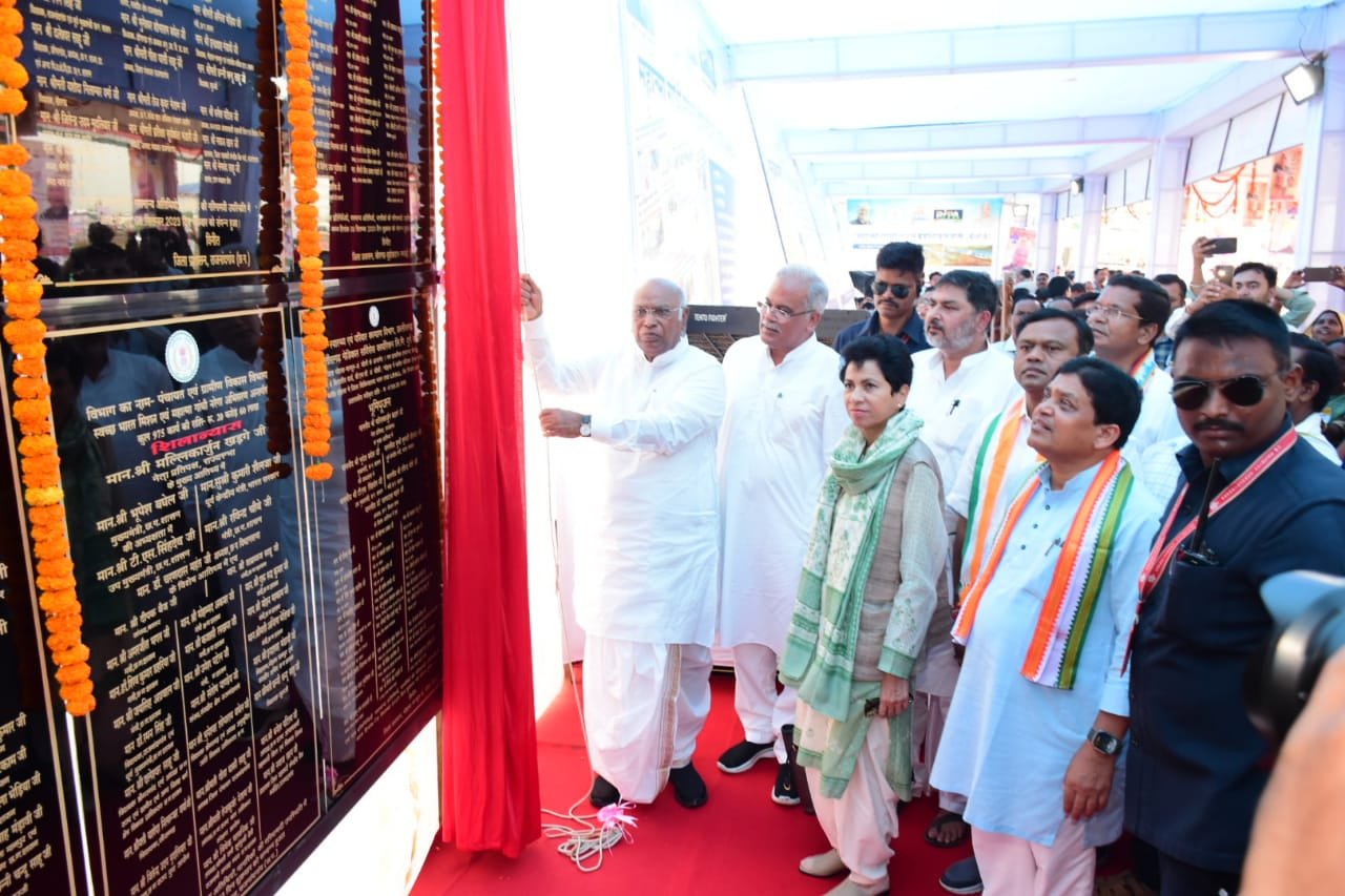 भरोसे का सम्मेलन : ग्राम ठेकवा में 355 करोड़ 23 लाख रूपए की लागत के कुल 1 हजार 867 विकास कार्यों का हुआ भूमिपूजन एवं लोकार्पण 1 1694162600 566d622b5d7fca11de8f