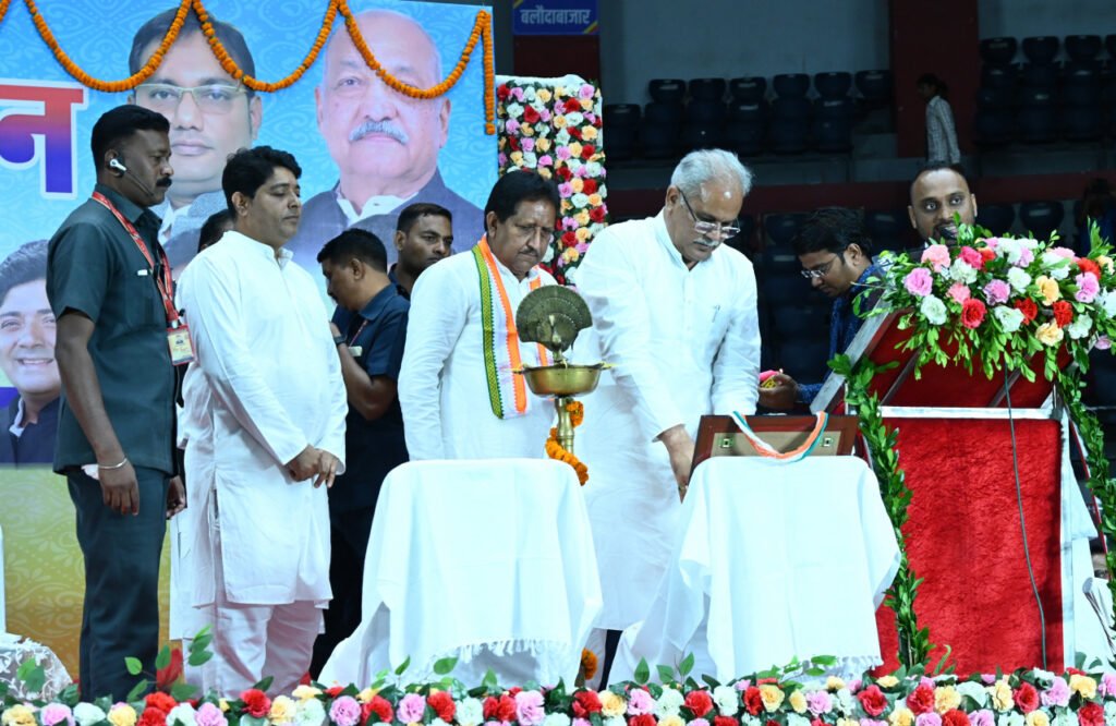 बुनकर समाज नये जमाने के अनुरूप उन्नत हुनर के साथ अपने परंपरागत पेशे को आगे बढ़ाएं: मुख्यमंत्री भूपेश बघेल<br> <br> 2 1694180347 84a5ec4b1ac8f6e4d354