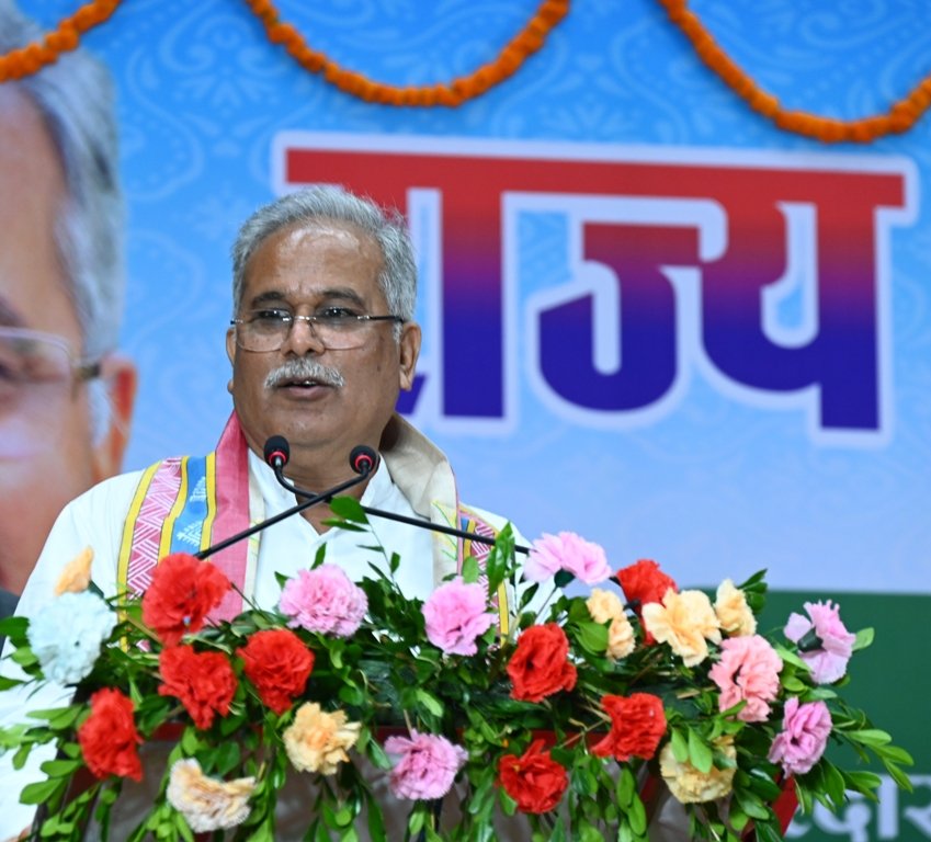 बुनकर समाज नये जमाने के अनुरूप उन्नत हुनर के साथ अपने परंपरागत पेशे को आगे बढ़ाएं: मुख्यमंत्री भूपेश बघेल<br> <br> 1 1694180479 e72d88267ebf5b794588