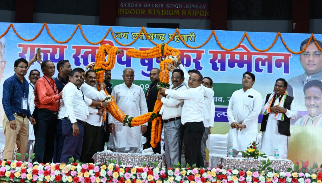 बुनकर समाज नये जमाने के अनुरूप उन्नत हुनर के साथ अपने परंपरागत पेशे को आगे बढ़ाएं: मुख्यमंत्री भूपेश बघेल<br> <br> 3 1694180627 5503e3c879a7949703f3