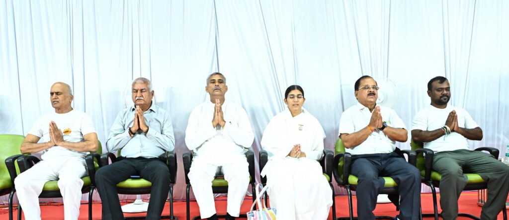 छत्तीसगढ़ में का बनेगा योगासन का वर्ल्ड रिकॉर्ड : दो हजार से अधिक योग साधकों ने सेतुबंध आसन का किया पूर्वाभ्यास 4 1694253145 c865fe51e3f8f4bd2580