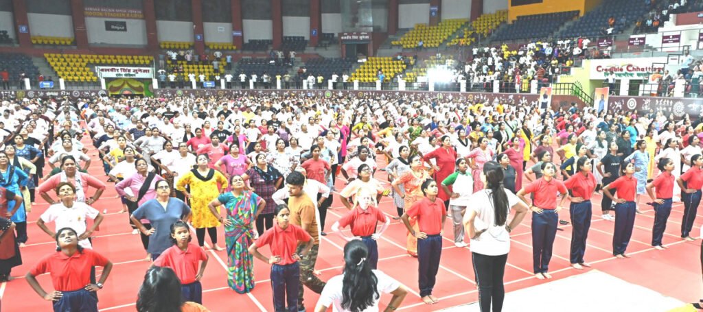 छत्तीसगढ़ में का बनेगा योगासन का वर्ल्ड रिकॉर्ड : दो हजार से अधिक योग साधकों ने सेतुबंध आसन का किया पूर्वाभ्यास 2 1694253256 b55df862ed0cc985ae0f