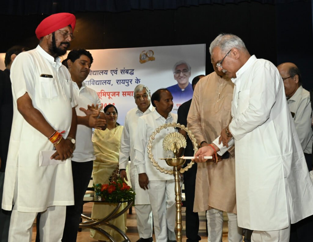 मुख्यमंत्री भूपेश बघेल ने मेडिकल कॉलेज के 700 बिस्तर क्षमता वाले नए चिकित्सालय भवन का किया भूमिपूजन, हीरक जंयती समारोह का किया शुभारंभ 3 1694260268 b0e47de330317c3e7ee7