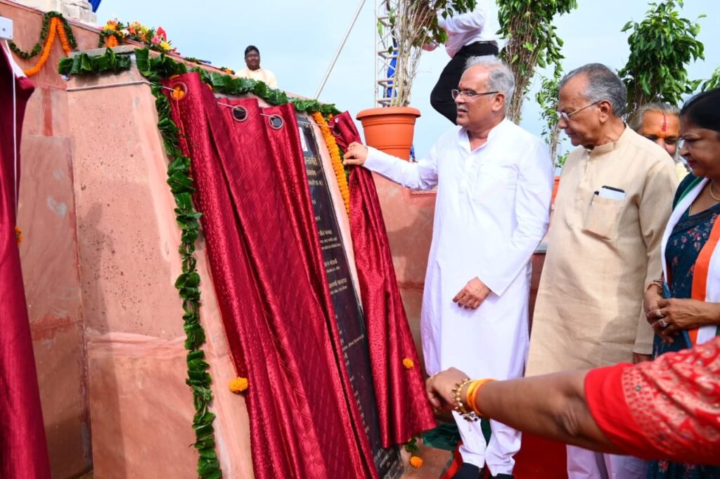 मुख्यमंत्री भूपेश बघेल ने नगरी-सिहावा के मुकुंदपुर में राम वन गमन पर्यटन परिपथ के निर्माण कार्यों का किया लोकार्पण<br> 4 1694429267 ddf8296a8e1d9e203f71