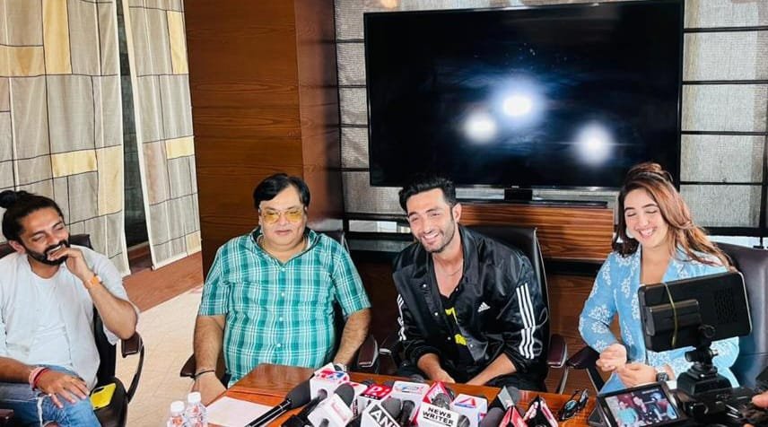 बॉलीवुड फिल्म में दिखेंगे रायपुर के महादेव घाट, तेलीबांधा तालाब, वीआईपी रोड, राजिम और नवा रायपुर के नजारे, निर्देशक अकुल त्रिपाठी तथा एक्टर आदिल खान और अशनूर कौर मीडिया से हुए रू-ब-रू 1 1694450759 52a89b5c7f898d8f8a75