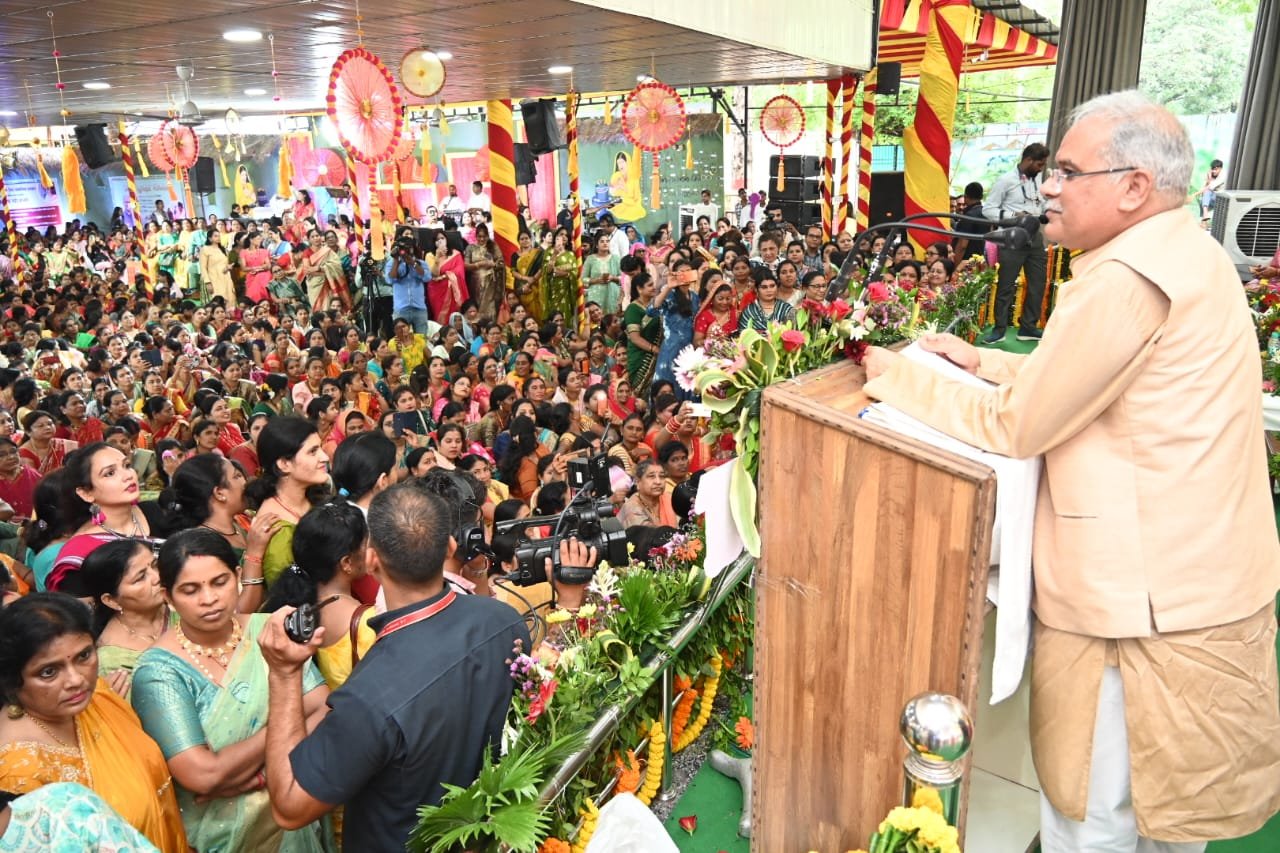 छत्तीसगढ़: सीएम हाउस में धूमधाम से मना पोरा-तीजा त्यौहार, पारंपरिक गीतों पर जमकर थिरकीं महिलाएं 1 1694678330 e9917ffaf67e581d41e3 1