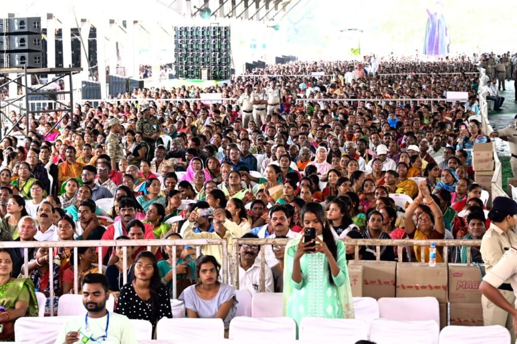 महिला समृद्धि सम्मेलन: मुख्यमंत्री भूपेश बघेल और प्रियंका गांधी पहुंचे कार्यक्रम स्थल<br> <br> 3 1695283901 b592fd0ca14ec356d348