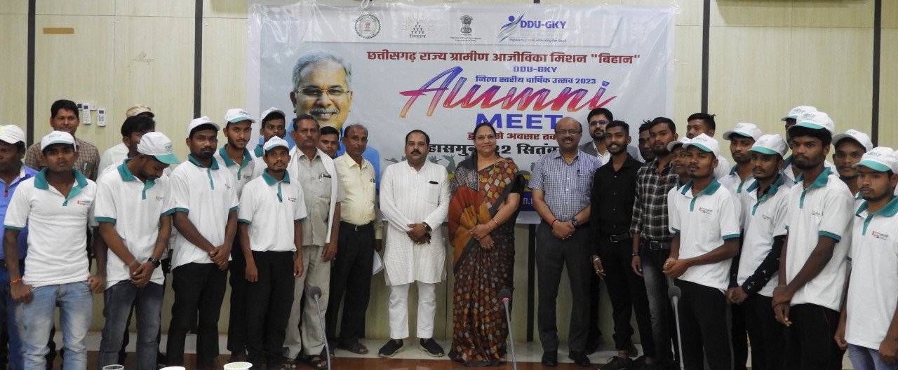 महासमुंद : डीडीयूजीकेवाय के तहत जिला स्तरीय वार्षिक उत्सव एल्युम्नी मीट का हुआ आयोजन 1 1695386105 16db91e39f65de3008da