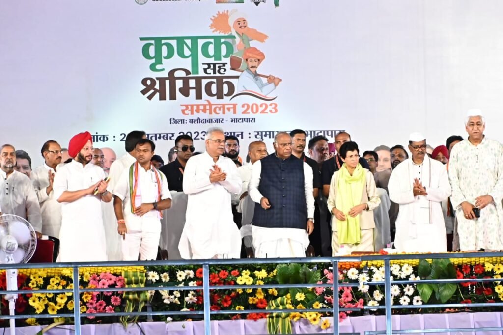 कृषक सह श्रमिक सम्मेलन : बलौदाबाजार-भाटापारा : मुख्यमंत्री निर्माण श्रमिक पेंशन सहायता योजना का हुआ शुभारंभ<br> 2 1695890676 8e3338ec4ba6f2362560