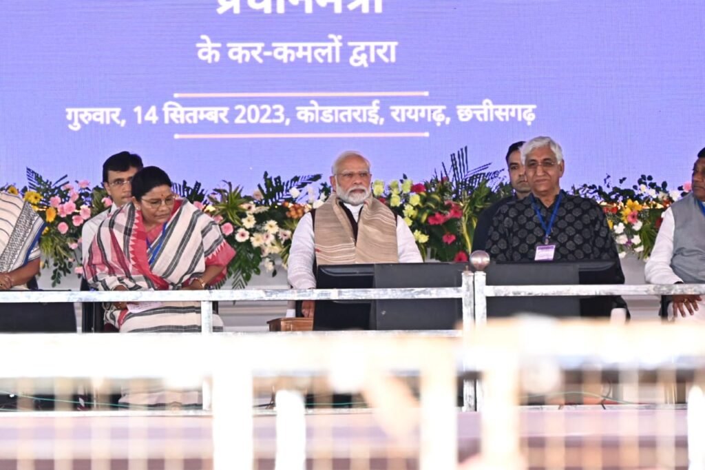 प्रधानमंत्री ने रायगढ़ के कोडातराई में रेल परिवहन और स्वास्थ्य क्षेत्र में 6400 करोड़ रुपए की विभिन्न परियोजनाओं का किया लोकार्पण शिलान्यास 5 IMG 20230914 WA0017