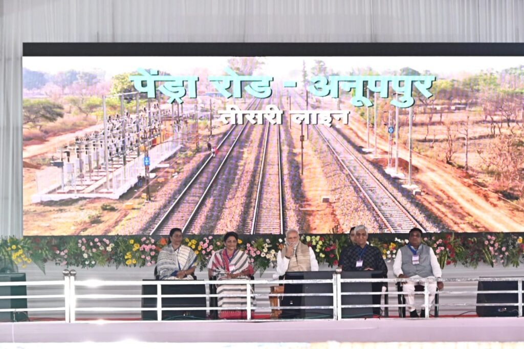 प्रधानमंत्री ने रायगढ़ के कोडातराई में रेल परिवहन और स्वास्थ्य क्षेत्र में 6400 करोड़ रुपए की विभिन्न परियोजनाओं का किया लोकार्पण शिलान्यास 7 IMG 20230914 WA0020