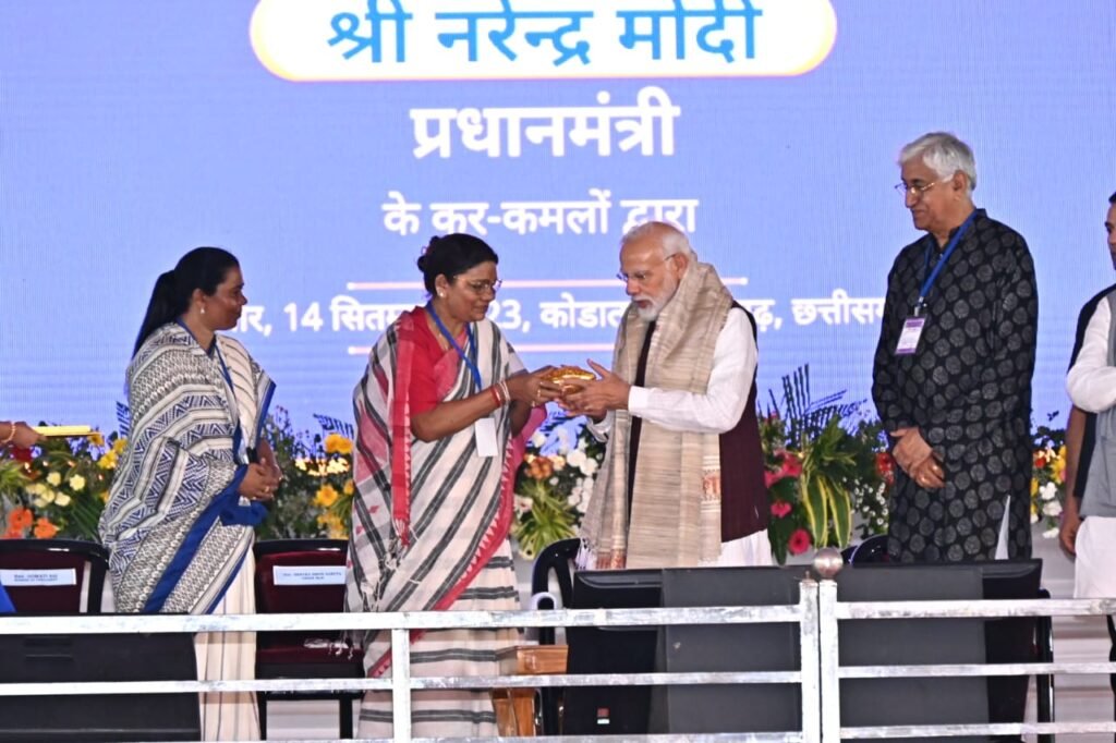 प्रधानमंत्री ने रायगढ़ के कोडातराई में रेल परिवहन और स्वास्थ्य क्षेत्र में 6400 करोड़ रुपए की विभिन्न परियोजनाओं का किया लोकार्पण शिलान्यास 4 IMG 20230914 WA0021