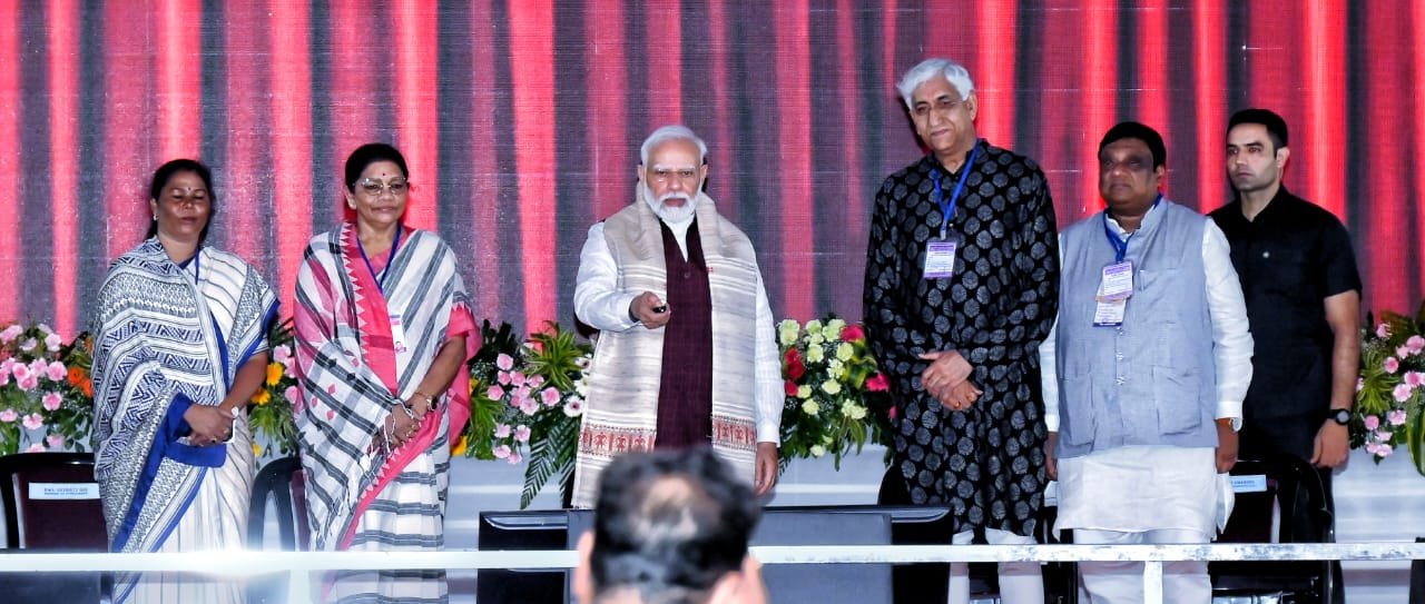 प्रधानमंत्री ने रायगढ़ के कोडातराई में रेल परिवहन और स्वास्थ्य क्षेत्र में 6400 करोड़ रुपए की विभिन्न परियोजनाओं का किया लोकार्पण शिलान्यास 1 IMG 20230914 WA0026