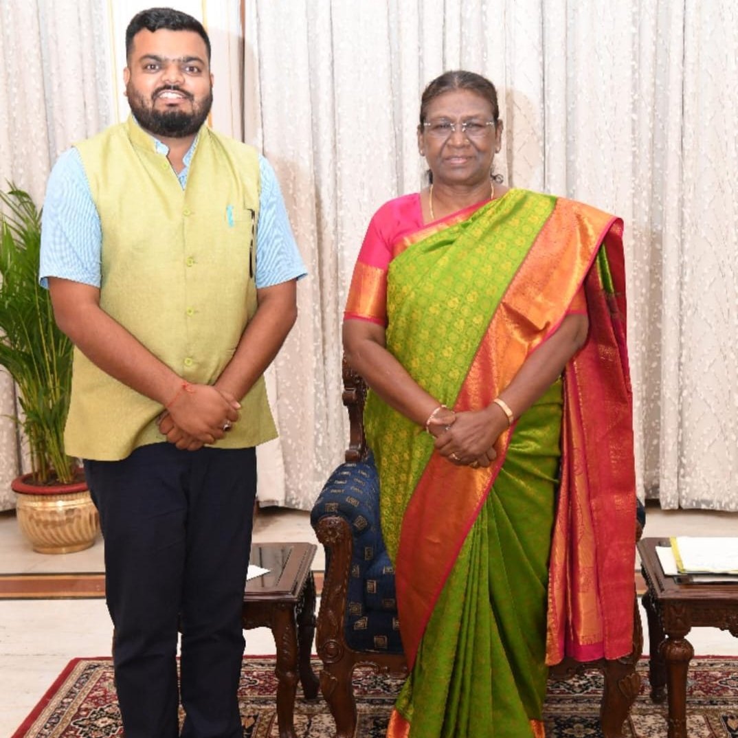 राष्ट्रपति द्रौपदी मुर्मू से मिले पर्वतारोही राहुल गुप्ता 'माउंटेन मैन' 1 image editor output image1708265572 1693822658232