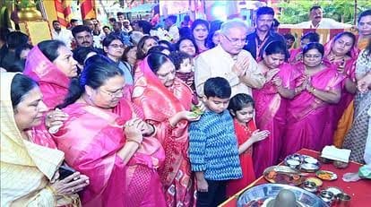 छत्तीसगढ़: सीएम हाउस में धूमधाम से मना पोरा-तीजा त्यौहार, पारंपरिक गीतों पर जमकर थिरकीं महिलाएं 2 images 2023 09 14T152111.326