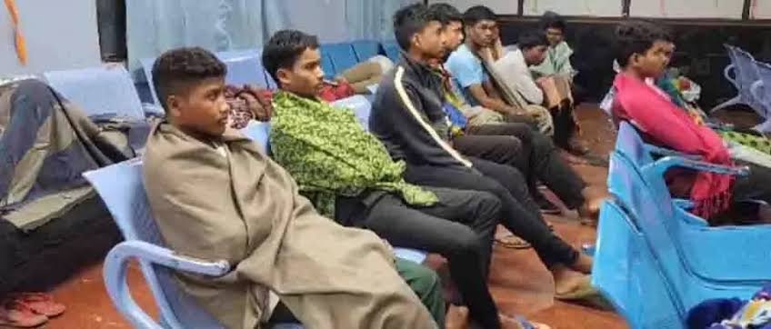 Kondagaon: पोस्ट मीट्रिक छात्रावास के 75 बच्चे बीमार, मचा हड़कंप<br> 1 images 51
