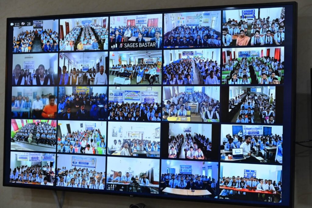 रायपुर : मुख्यमंत्री भूपेश बघेल आज यहाँ अपने निवास कार्यालय में स्कूल शिक्षा विभाग द्वारा आयोजित स्वामी आत्मानंद कोचिंग योजना के शुभारंभ समारोह में शामिल हो रहे हैं <br> 2 1696314594 e6f2d8a2bb9b4eefb3e4